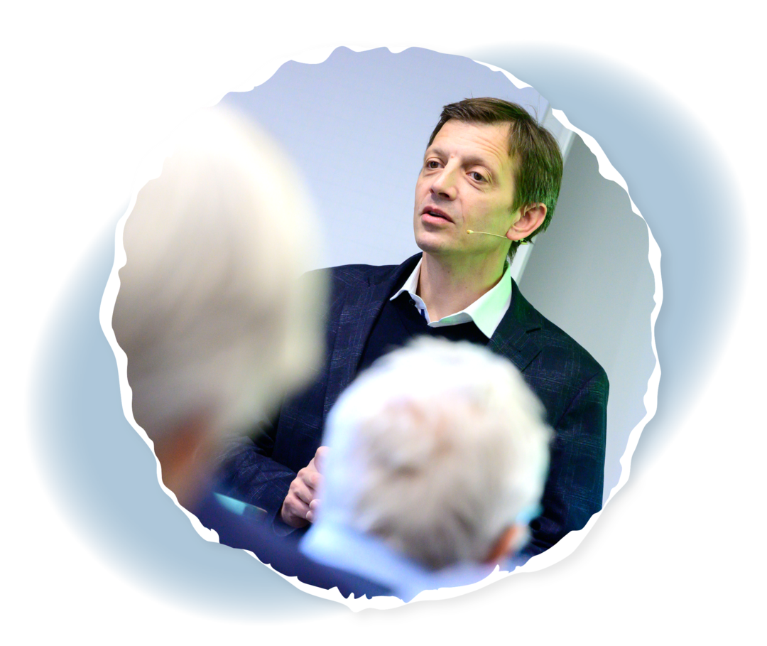 Expertenstimme zum MPN-Patient*innentag Foto von Professor Jochen Greiner, der einen Vortrag hält.