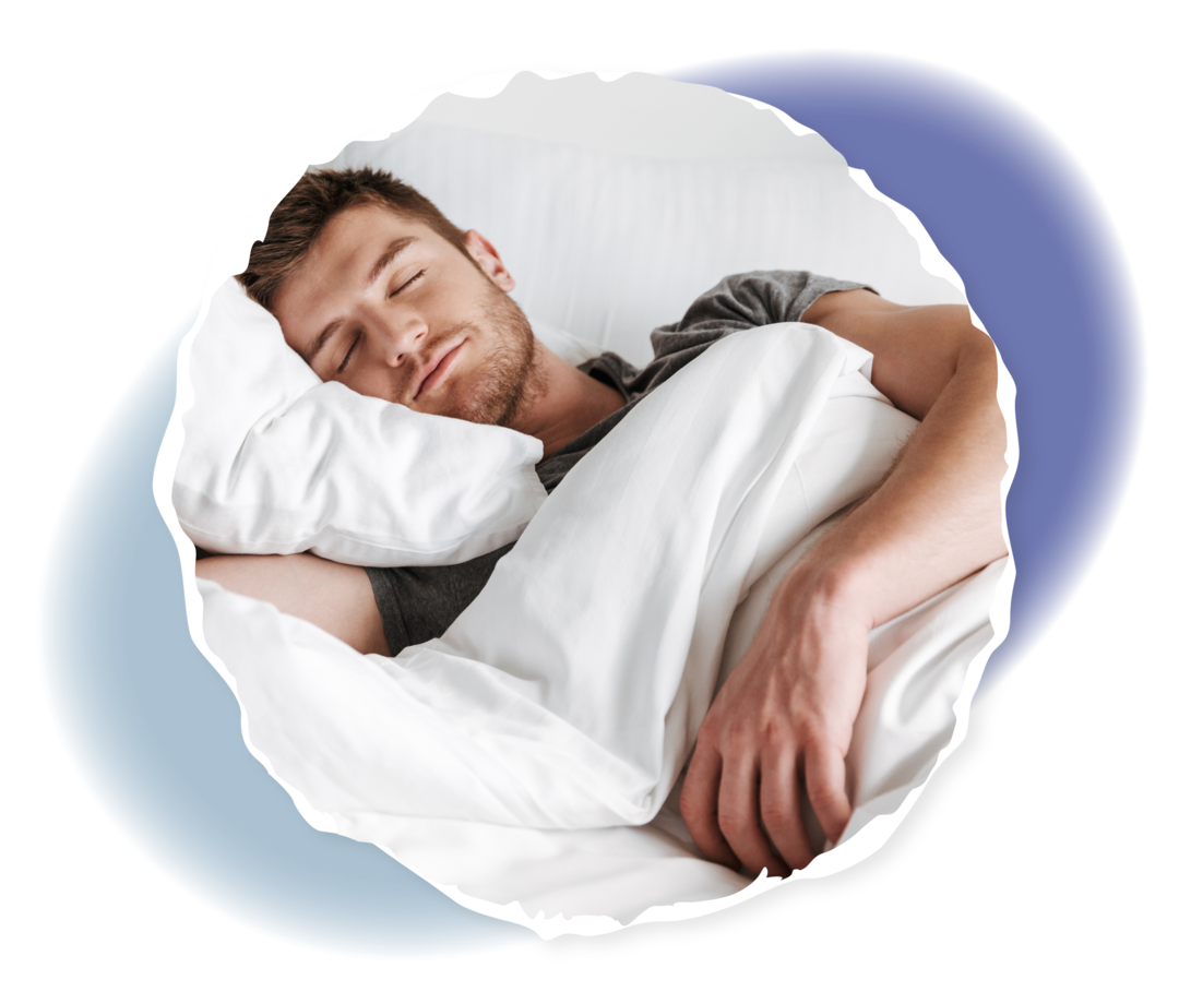Leben mit PNH: Schlafhygiene Ein junger Mann liegt schlafend in einem Bett mit weißer Bettwäsche.