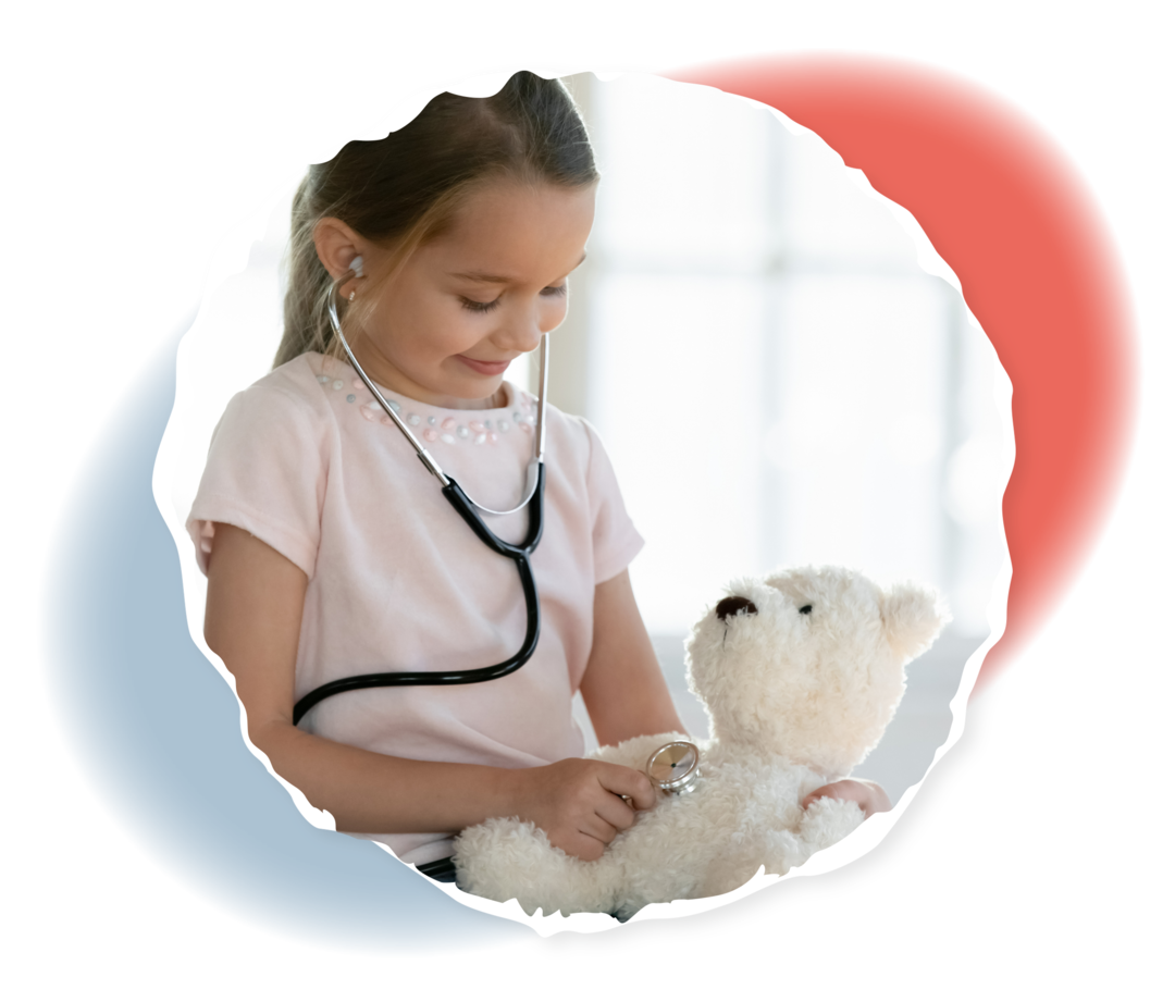 ALL: Kindern das Krankenhaus erklären Ein junges Mädchen untersucht mit einem Stethoskop einen Teddybären.