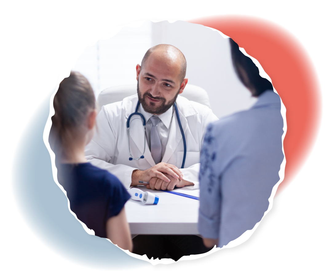 ALL: Vor Klinikaufenthalt informieren Ein junges Mädchen und eine Frau sitzen einem Arzt gegenüber.