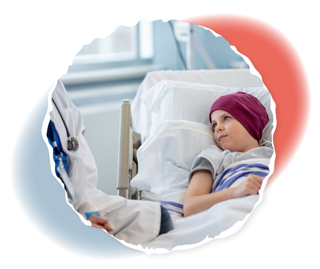 ALL: Therapie Ein Junge mit Kopftuch liegt in einem Krankenhausbett. Er schaut einen Arzt an, der neben ihm sitzt.