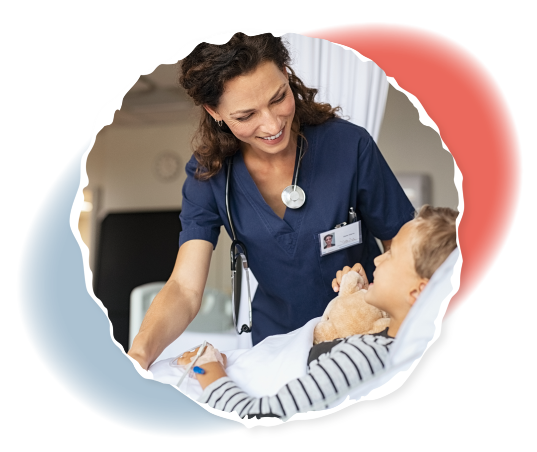 ALL Therapie Ein Junge liegt in einem Krankenhausbett. Eine Ärztin beugt sich über ihn.