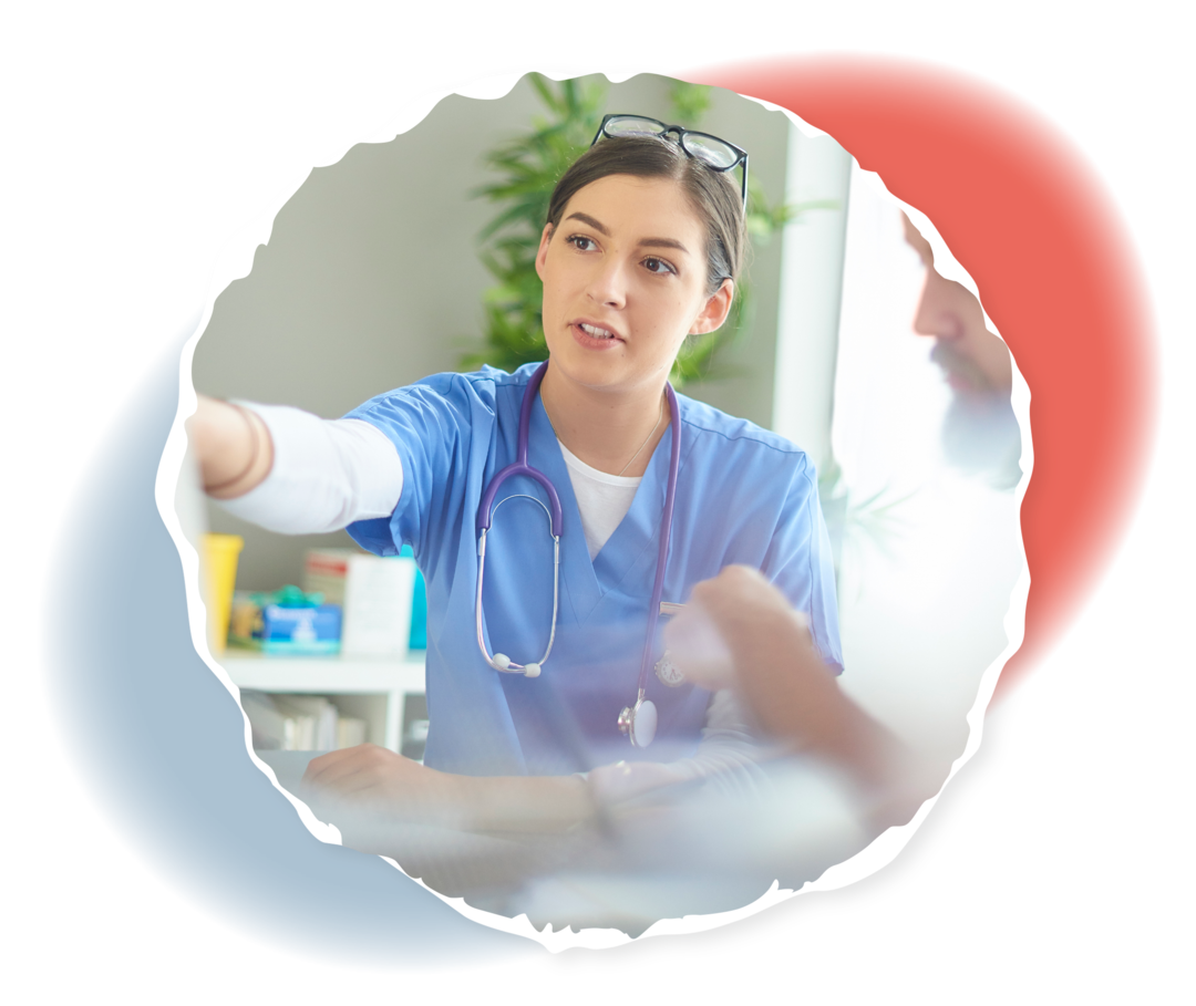 ALL Therapiegespräch Eine Ärztin und ein Arzt schauen auf einen Computerbildschirm.