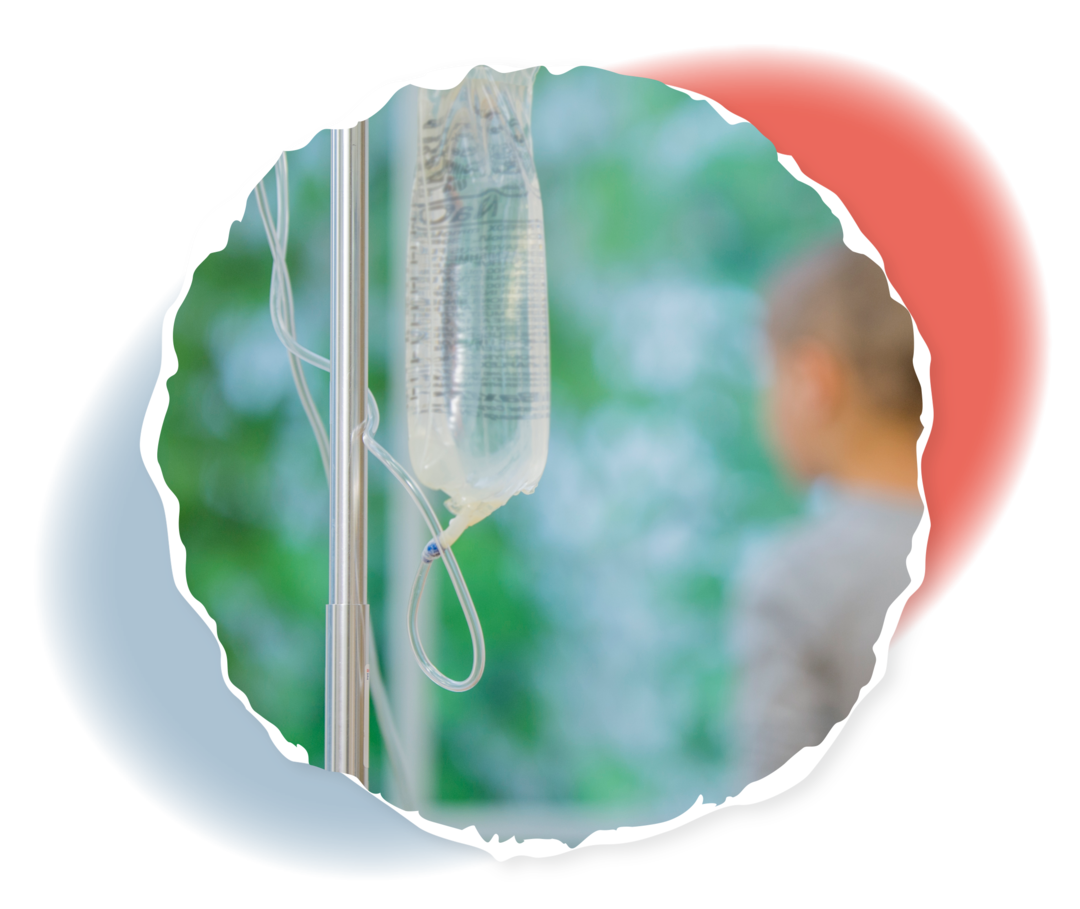 ALL Rückfall Im Vordergrund ein Infusionsbeutel, im Hintergrund ein Kind, das aus dem Fenster schaut.